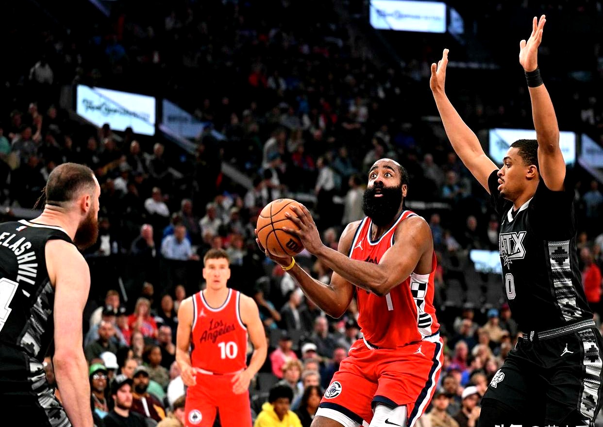 快船战胜马刺,稳坐西部第二 快船战胜马刺,稳坐西部第二